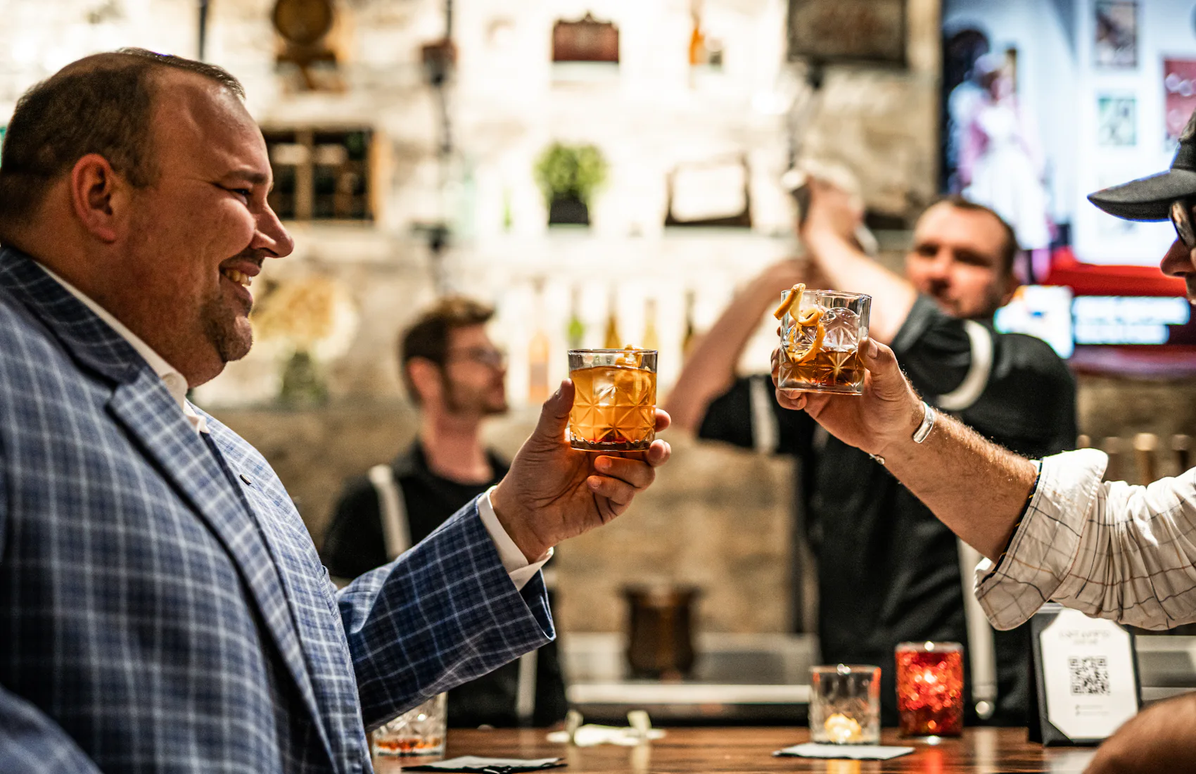Des hommes âgés qui trinquent ensemble au comptoir