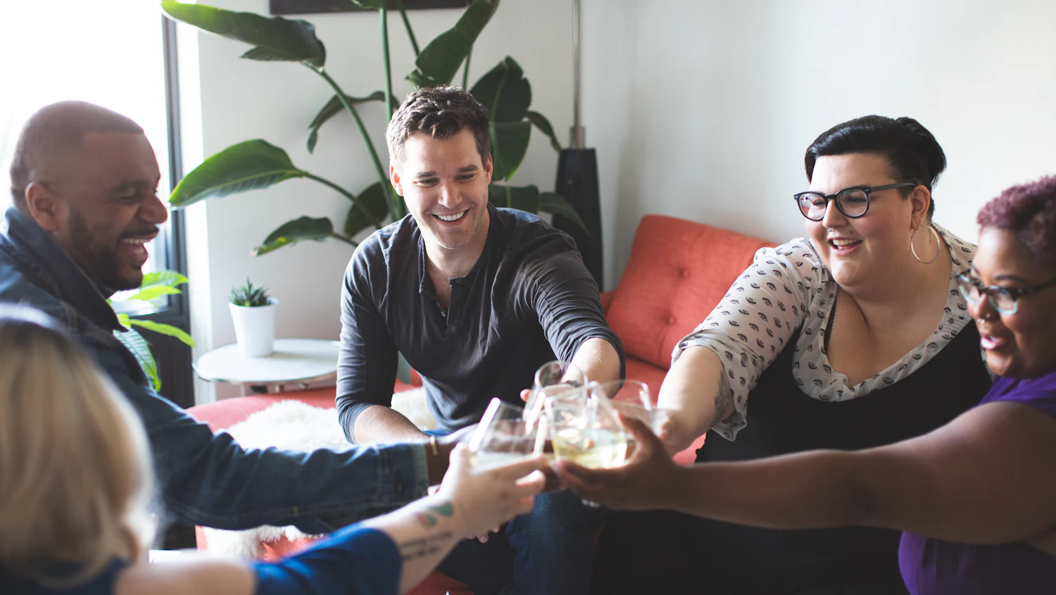 Des convives attablés qui lèvent leur verre